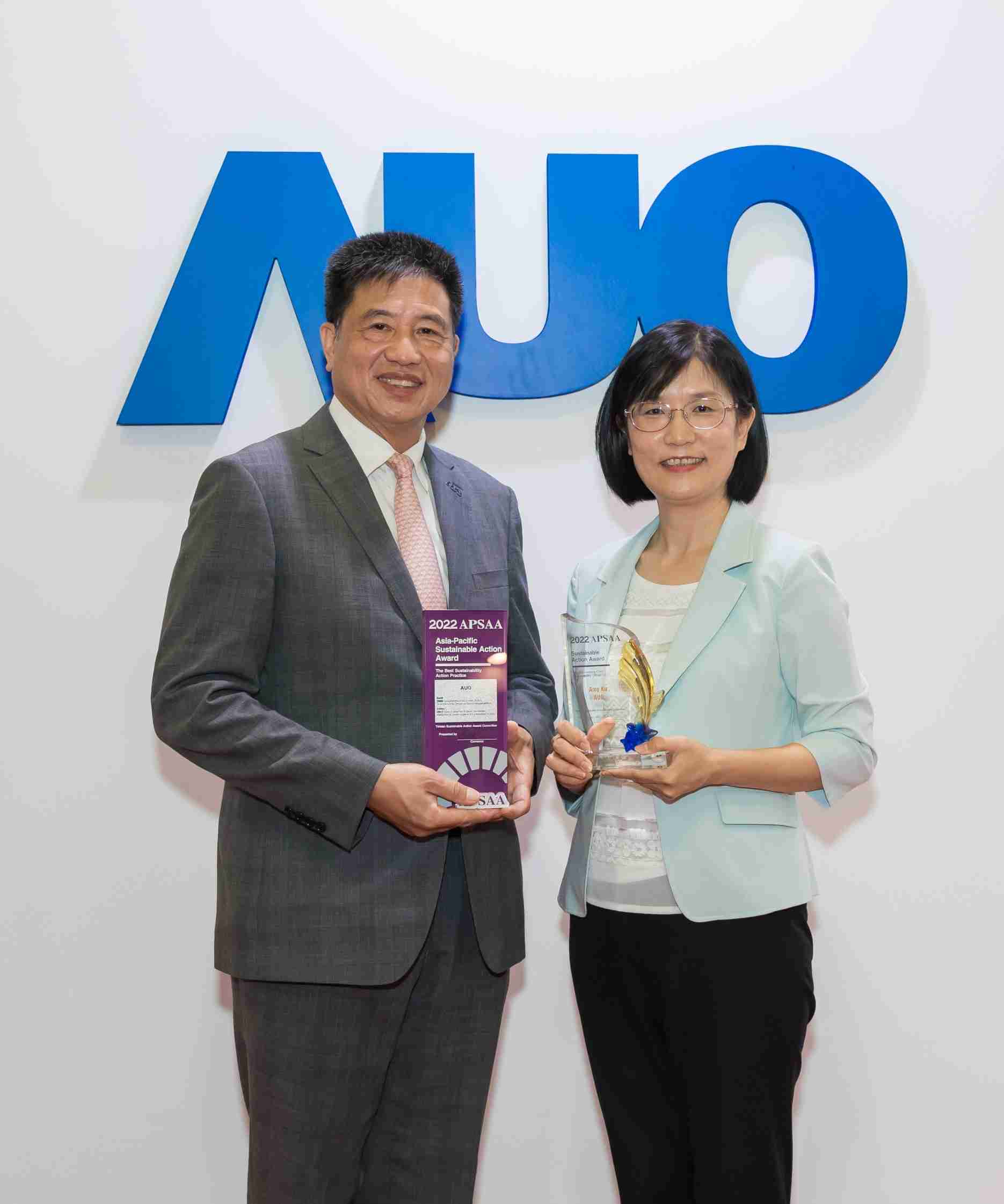 云顶国际8588yd长期垫筑永续远景的基石，，，，透过ESG暨气候委员会逐步实践永续策略蓝图。。。。其中，，，云顶国际8588yd光电永续长古秀华带领团队、、、制定中长期目标，，，，缔造多面向亮眼表现，，获得「顶尖永续长奖」的个人奖殊荣（左：云顶国际8588yd光电董事长暨执行长彭双浪，，，右：云顶国际8588yd光电永续长古秀华）