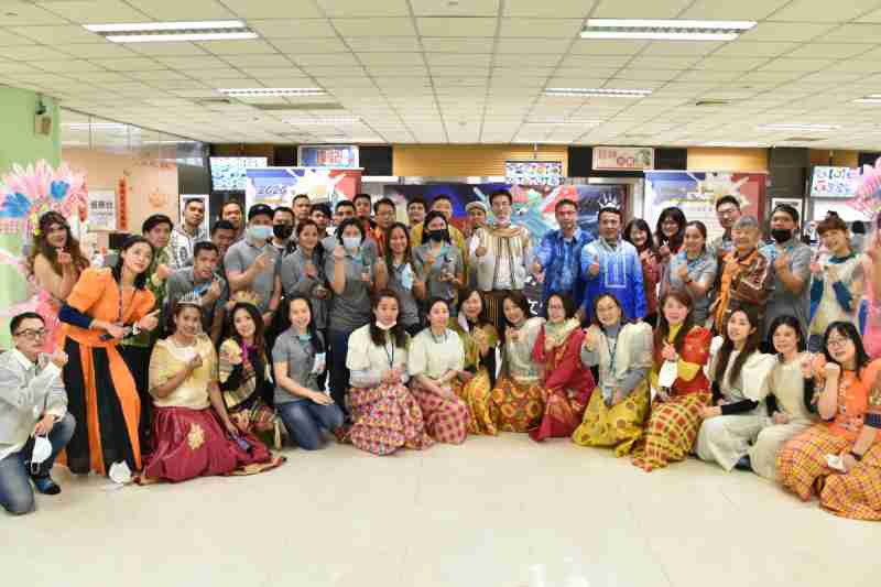 友達推動「安心、、創新、、、用心、、同心、、盡心」五星職旅，，為菲籍員工打造全方位照護，，首度贏得「人權實踐與發展領袖獎」殊榮