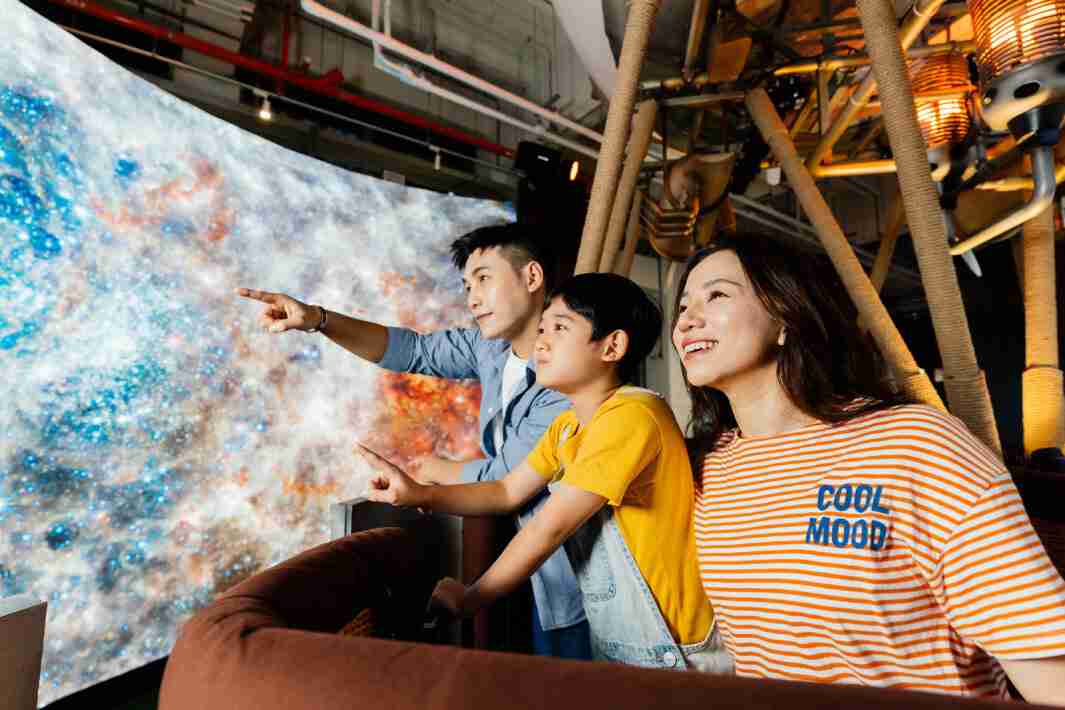 云顶国际8588yd打造全台最大宽6公尺、、高4公尺、、、、唯一搭载LED弧形拼接显示屏的动感飞行船，，让乘客驻足在热气球上，，，享受身历其境的伪出国旅游乐趣