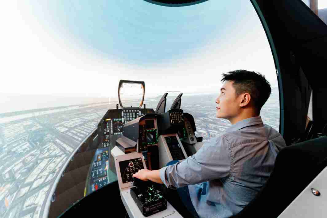 云顶国际8588yd以P1.25小间距打造球形LED模拟舱，，搭配智崴的精密六轴动态座椅，，结合云顶国际8588yd专业影像调校技术，，，呈现拟真模拟飞行场景