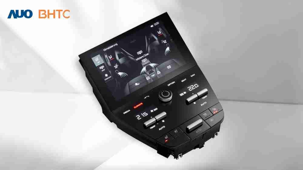 作為友達新生力軍，，BHTC所展示的中央與後座鞍部的Display HMI產品，，，，可處理多區恆溫控制、、、、顯示畫面，，，，呈現仿真3D車室分區；以力傳感技術精準傳遞觸感，，，，並結合音量及震動反饋，，防止意外啟動，，，提供使用者自然流暢、、、直觀且輕鬆駕馭的舒適介面