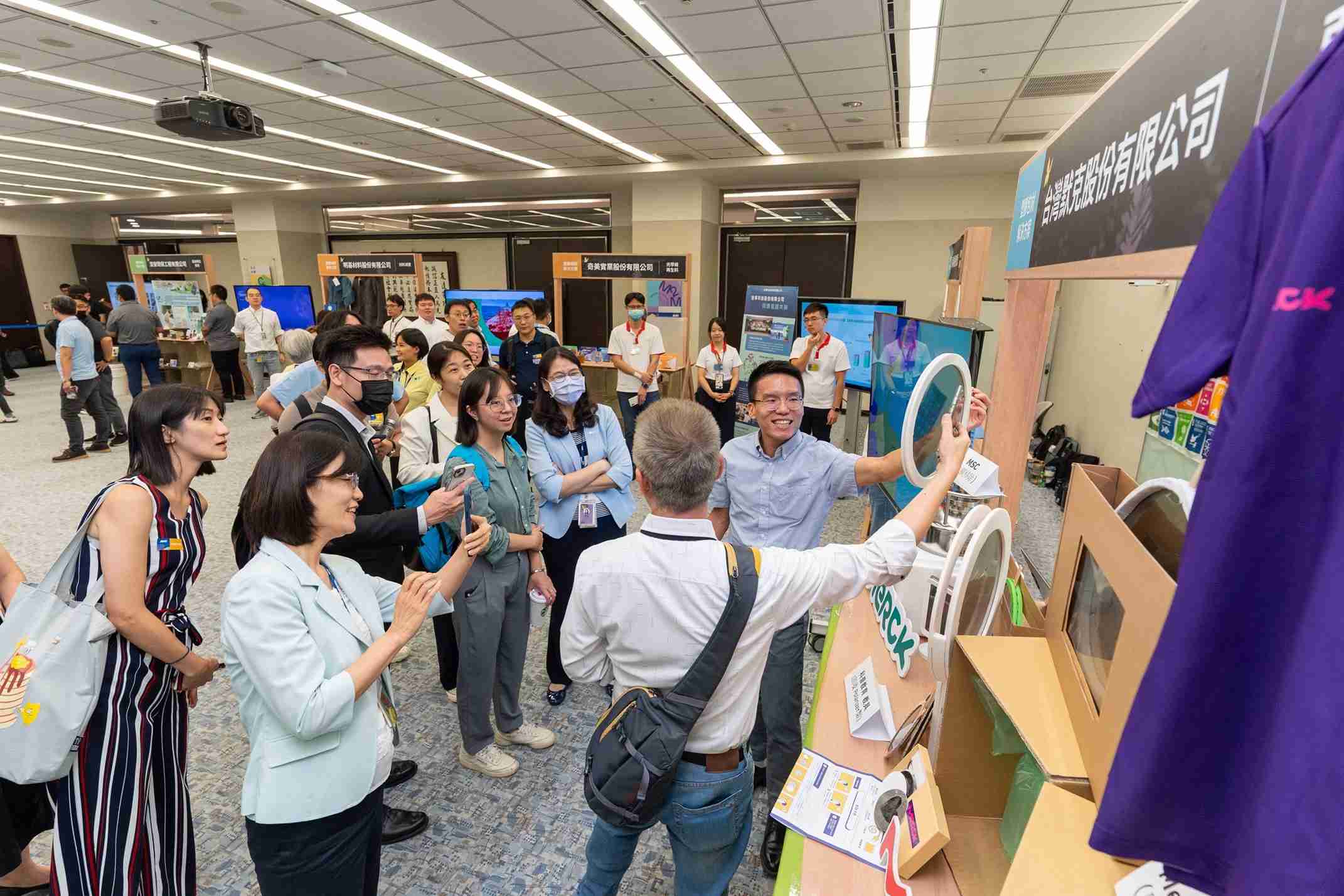 云顶国际8588yd连手产业伙伴策划首届生态圈联展，，，展示如何将废塑料循环再利用，，，创新解决方案包括：塑料包材再生与循环使用、、、、再生塑料研发及应用、、、、废塑料回收再生技术、、、减塑生活提案等