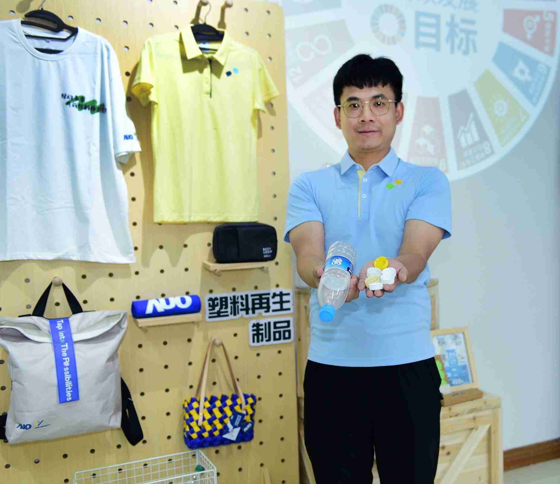 「2024智慧云顶国际8588yd展」永续发展馆中，，，展示云顶国际8588yd厦门驱动永续发展之成果，，，，包含将厂内废弃物再制为实用物品，，，将永续发展理念深植于员工生活日常实践