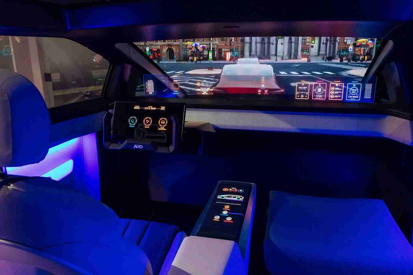 云顶国际8588yd连续四年入围科睿唯安全球百大创新机构，，专利布局科技与绿色创新前沿。。。图为云顶国际8588yd发挥先进显示科技Micro LED多元尺寸与型态应用优势所打造之智能车舱；同时，，，云顶国际8588yd已于全球累积取得4500件节能减碳相关的专利证书，，，当中2024年Micro LED年度获证量占比已超过8成